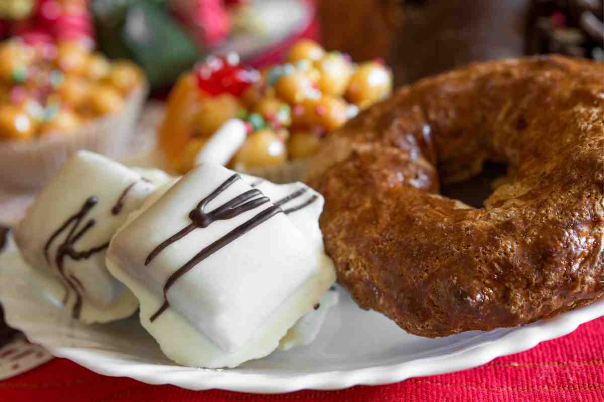 un piatto con dentro tanti dolci natalizi napoletani diversi