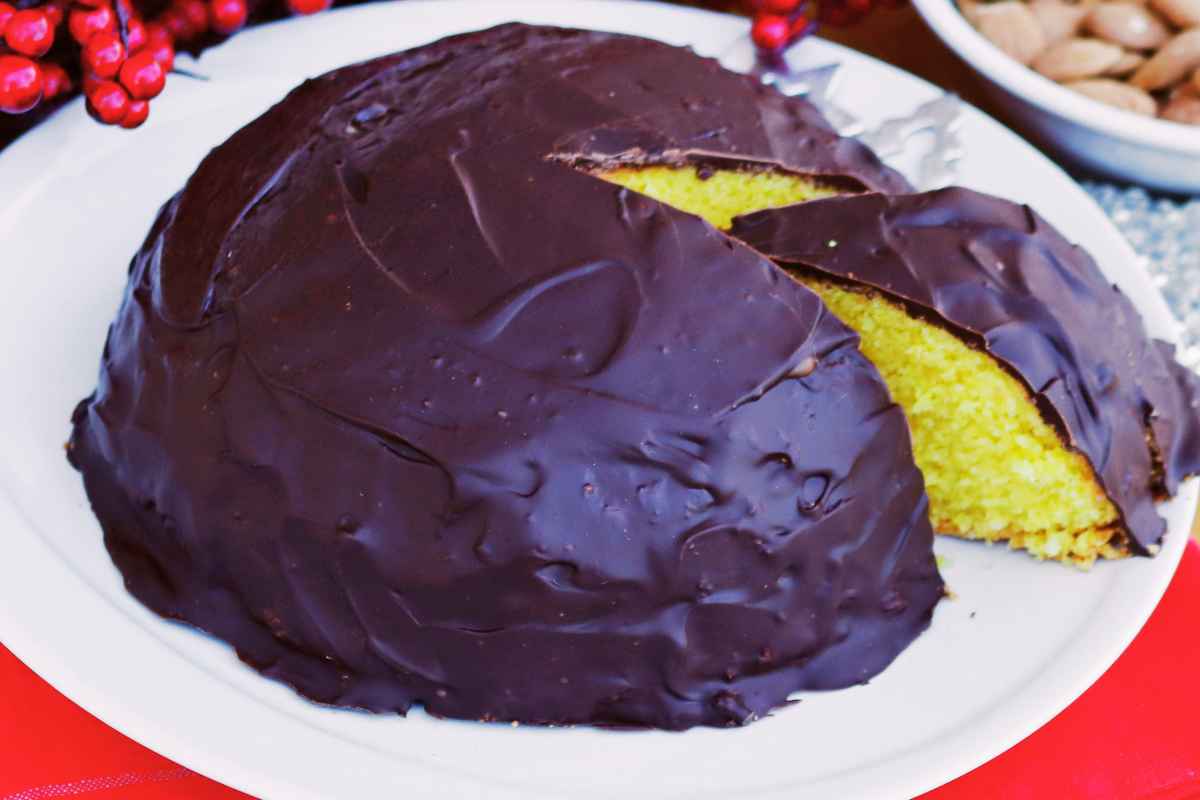 un piatto da portata con il parrozzo abruzzese