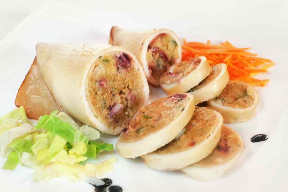 Seppie ripiene al forno tagliate in un piatto
