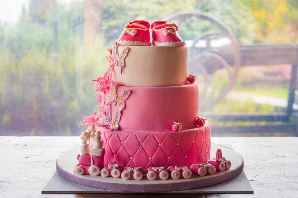 torta di battesimo per bambina a tre piani con base di pan di spagna