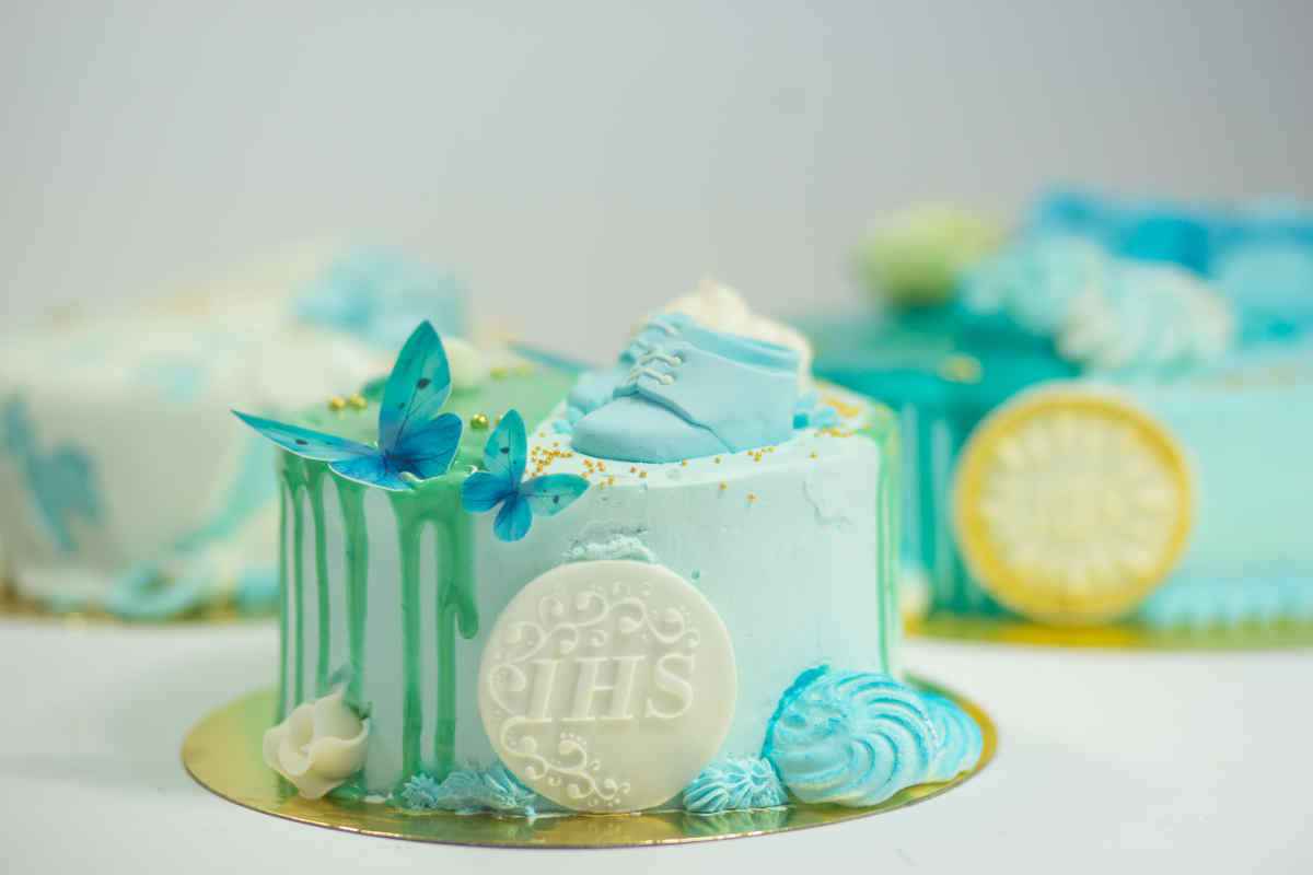 torta battesimo per bambino con decorazione azzurra