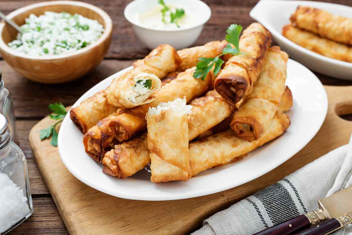 vassoio con borek ripieni di formaggio