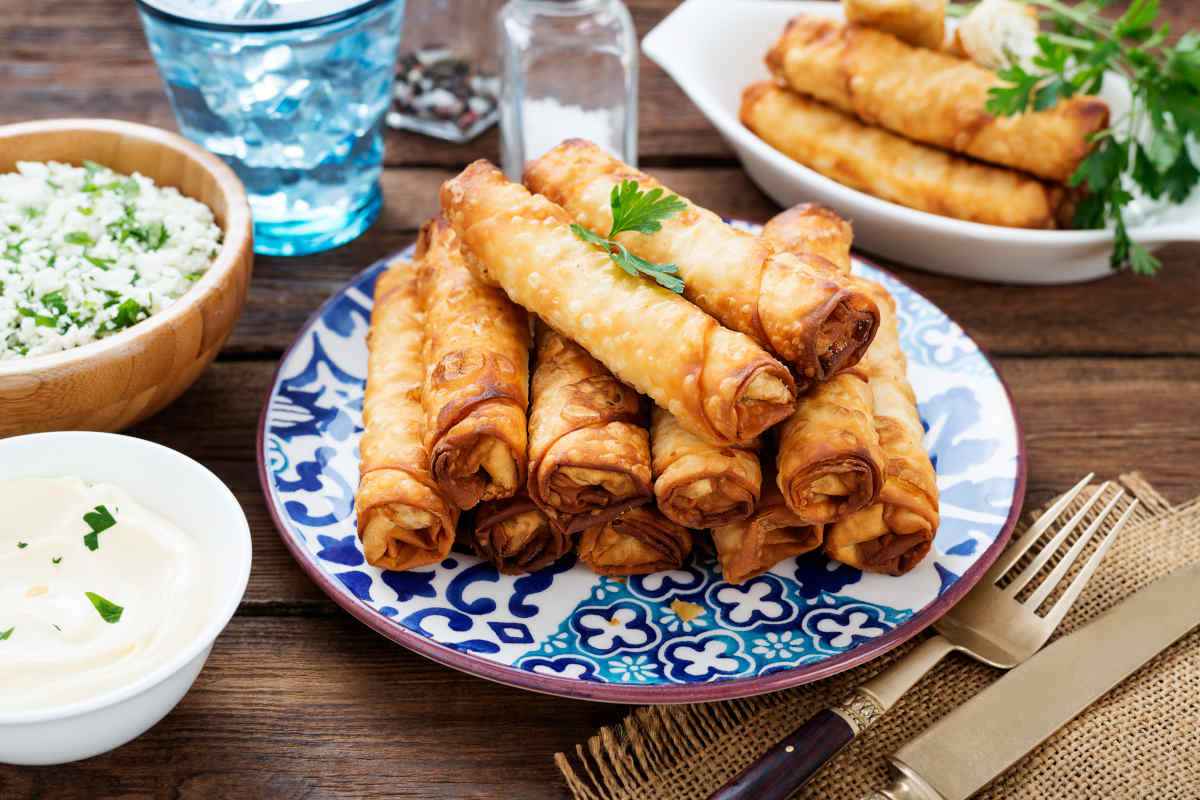 piatto con borek fritti ripieni di formaggio