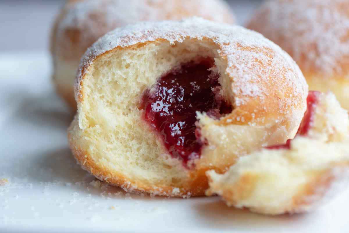 primo piano delle brioche fritte alle prugne