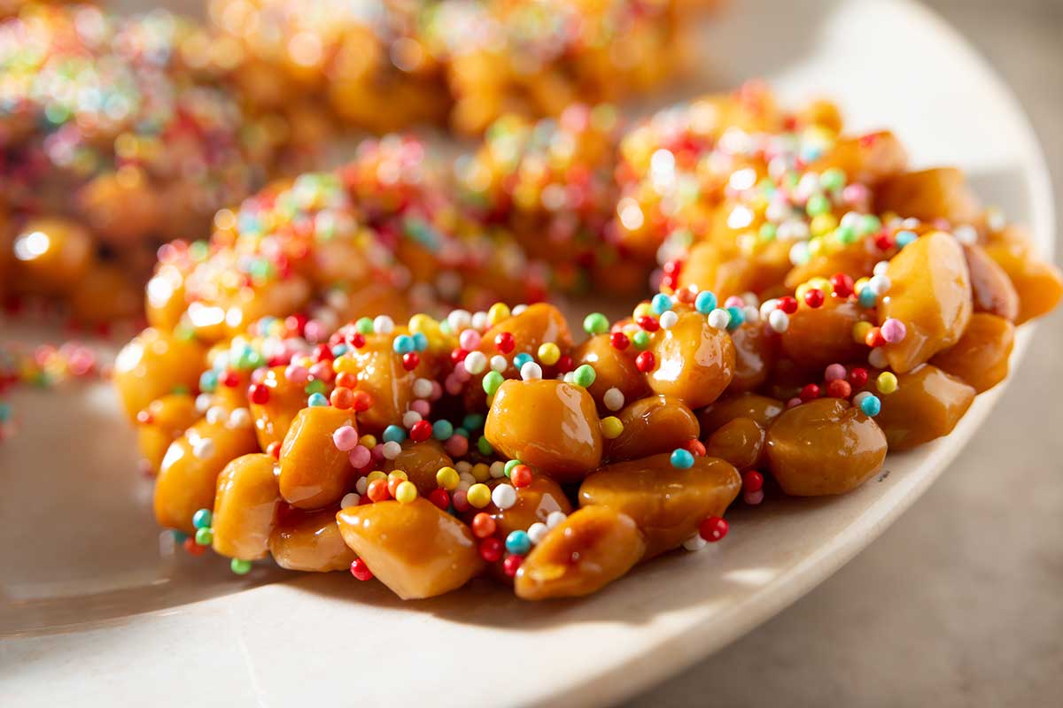 Primo piano su un vassoio con degli struffoli napoletani