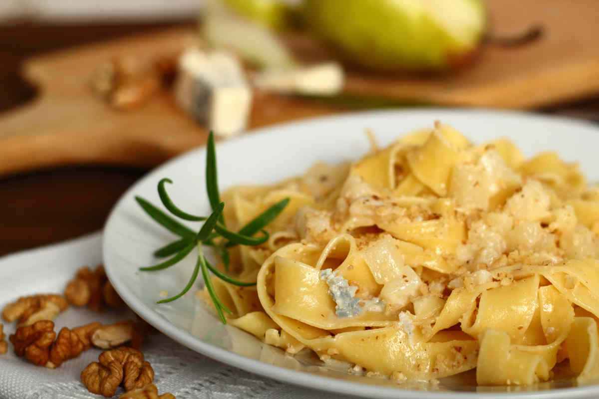 pasta fresca condita con noci e gorgonzola