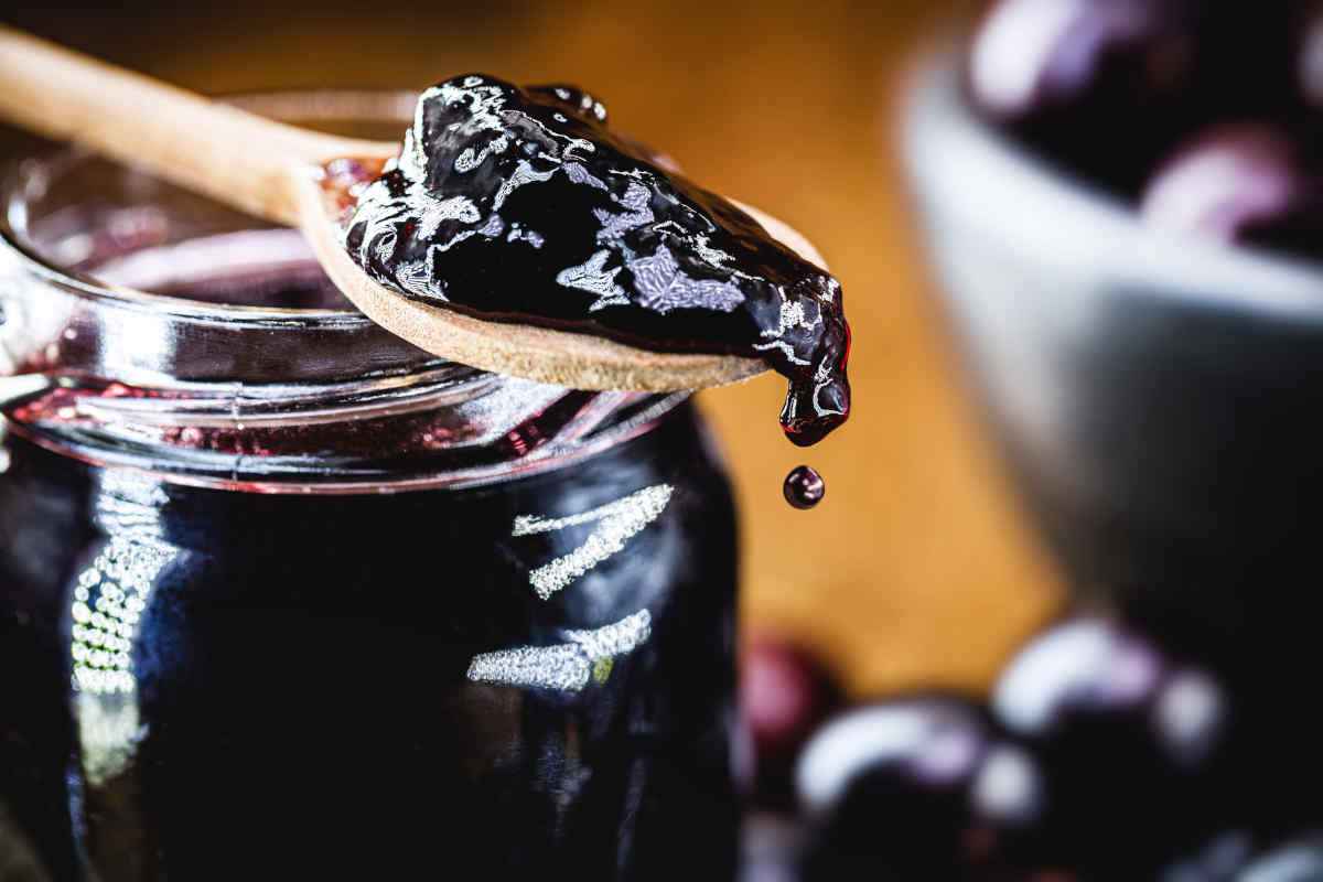 barattolo con marmellata di uva senza zucchero