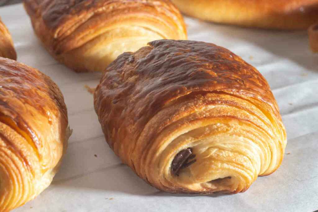 dolci sfogliati, saccottino o pain au chocolat