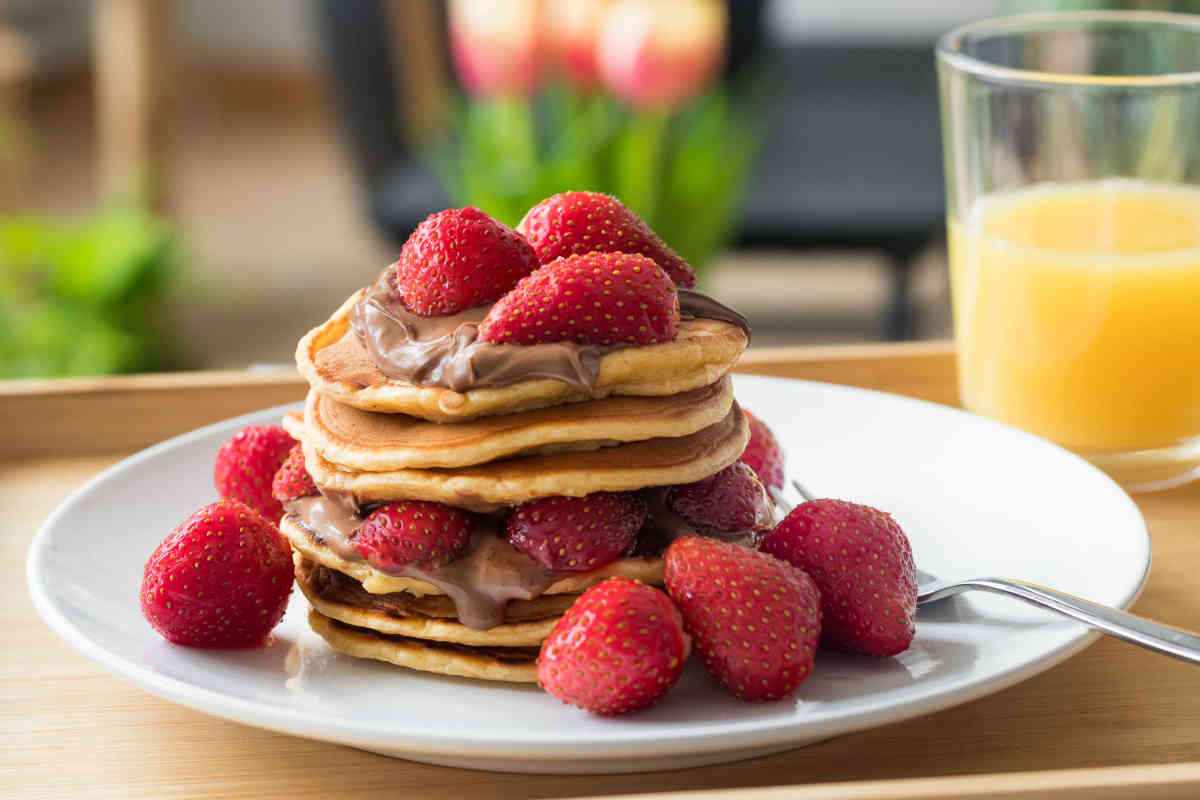 piatto con torretta di pancake alla nutella