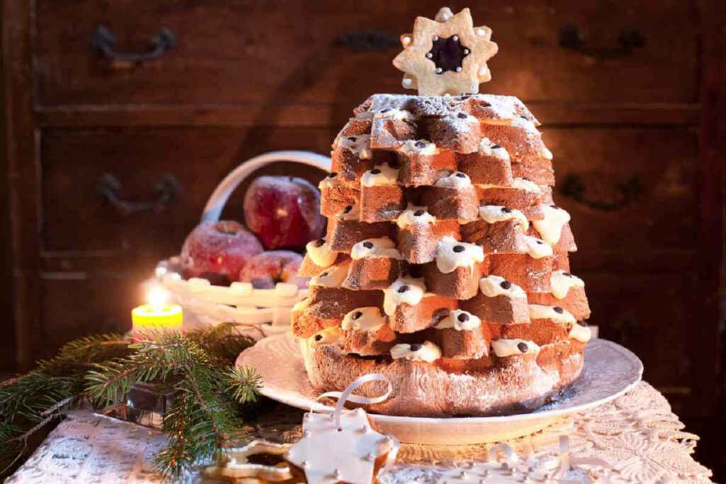 vassoio con pandoro farcito di crema per il cenone di capodanno