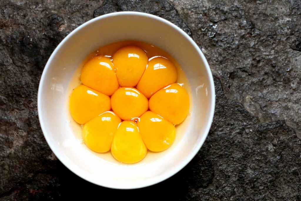ciotola con tuorli di uova
