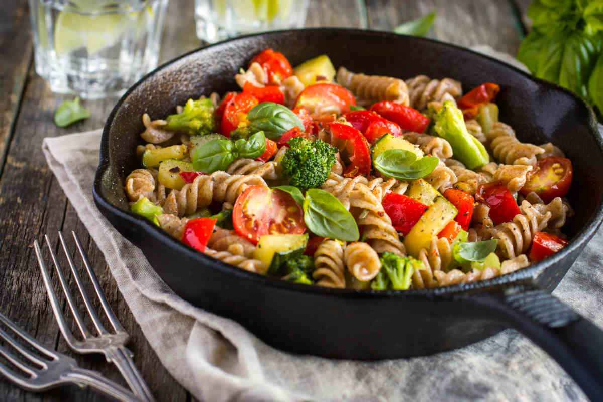 padella in ghisa con pasta integrale con verdure