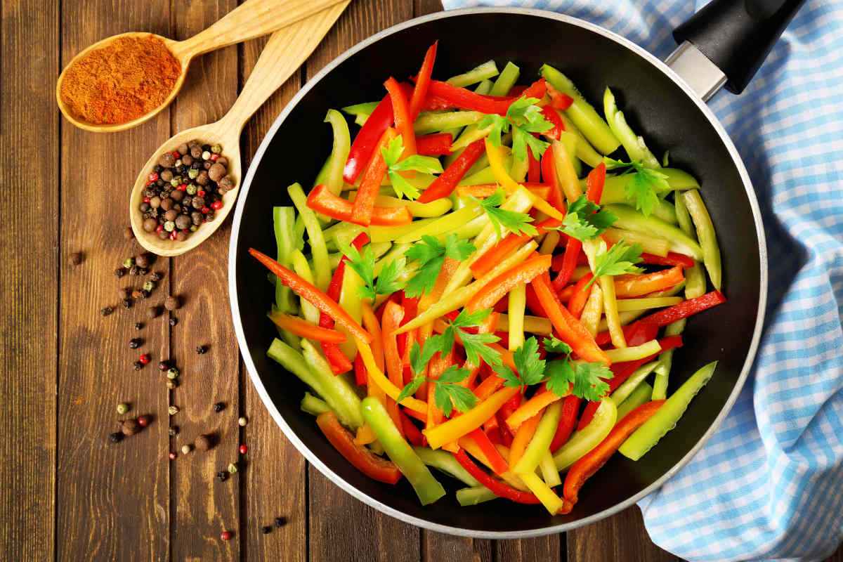 padella con peperoni in agrodolce