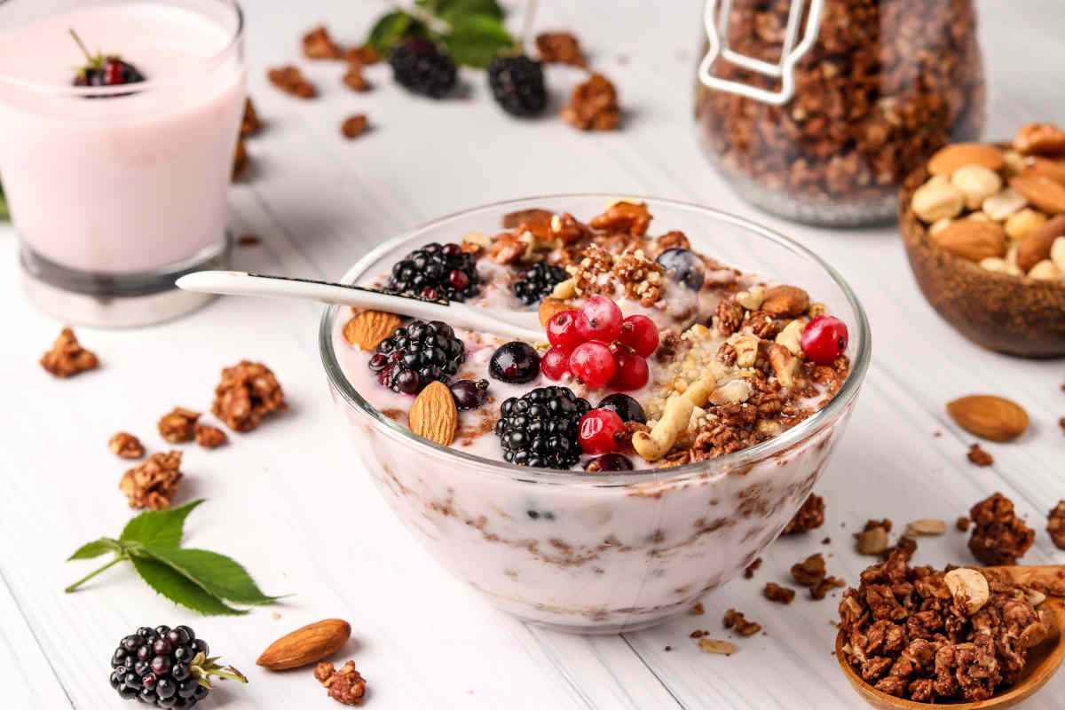 tavola apparecchiata per la colazione con porridge ai frutti di bosco