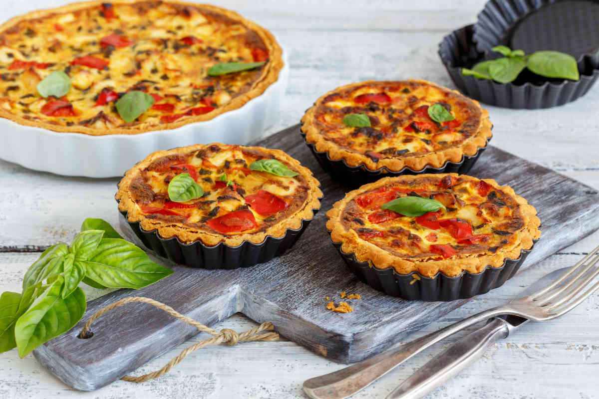 tagliere con mini quiche e quiche grande