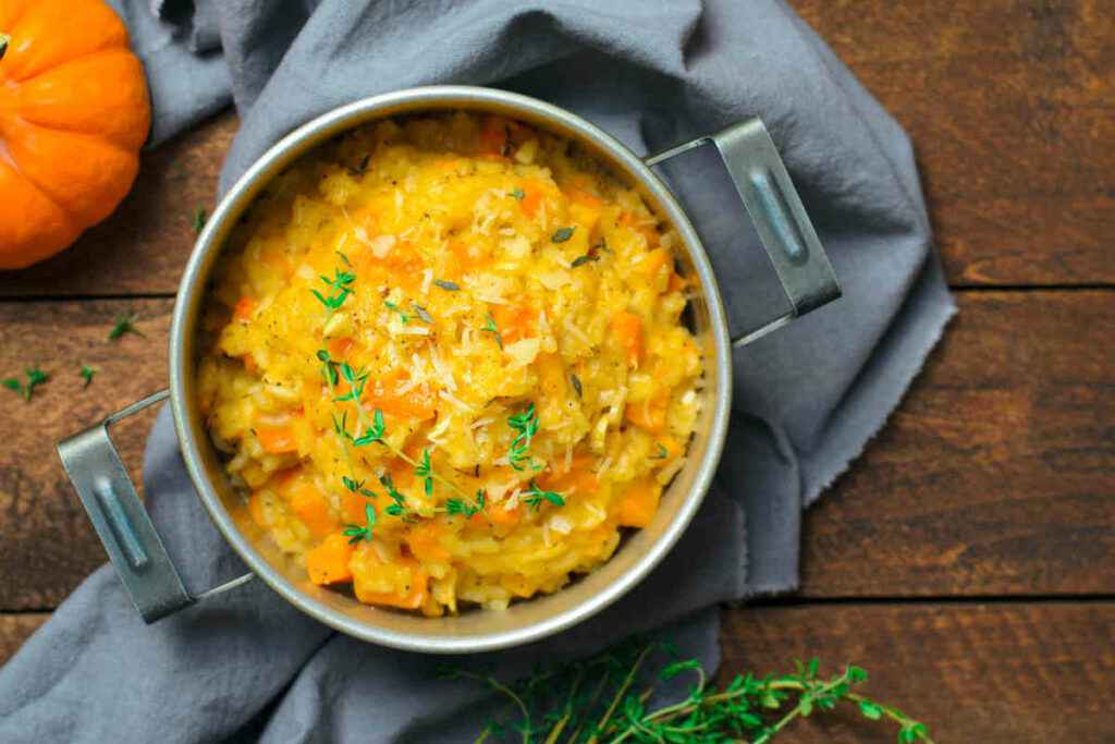 pentola con risotto alla zucca e provola affumicata per primi piatti natalizi