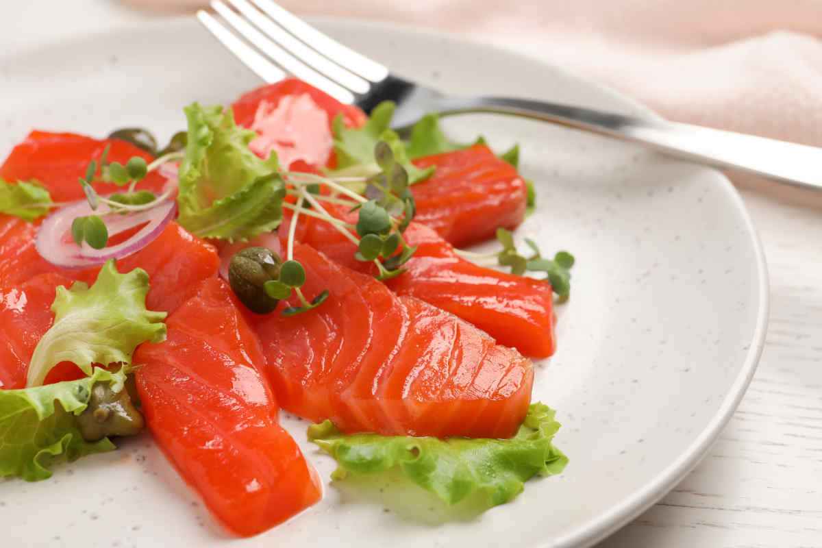 tranci di salmone marinato su piatto di ceramica