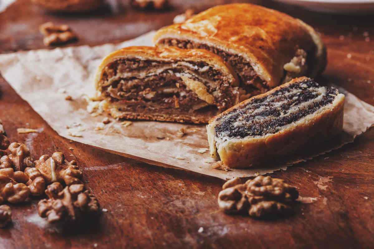 teglia con strudel di frutta secca a fette