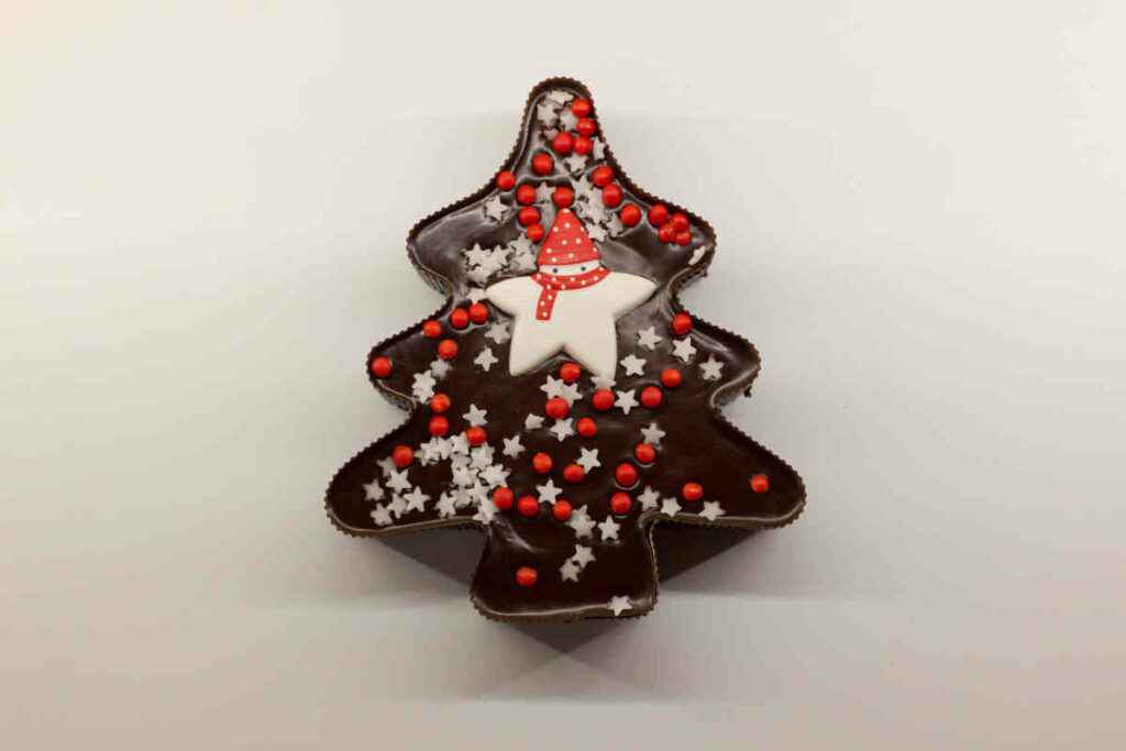 torta a forma di albero di Natale con glassa al cioccolato
