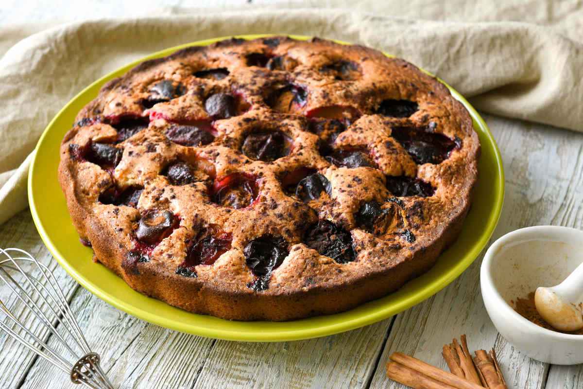 vassoio da portata con torta alle prugne