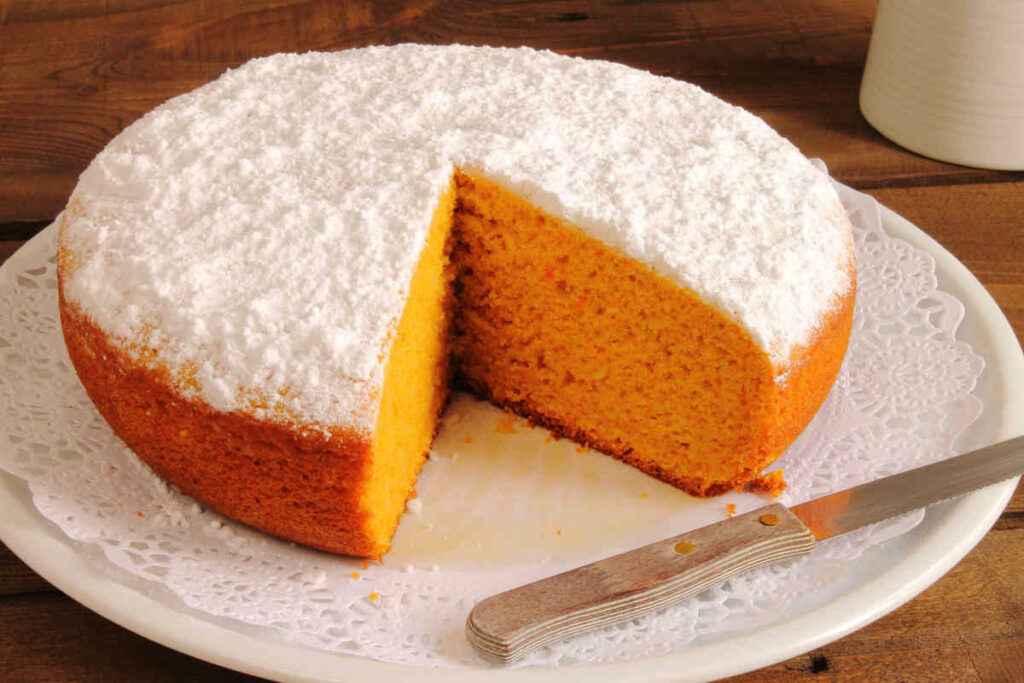 vassoio con torta camilla alle carote e mandorle