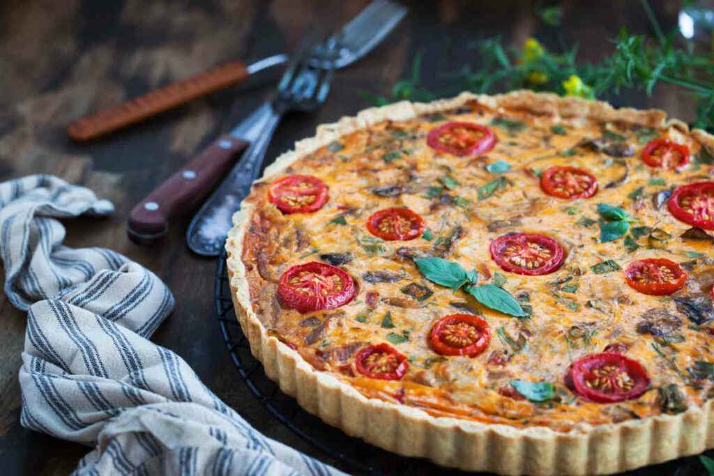 antipasti di capodanno vassoio con torta salata agli ortaggi