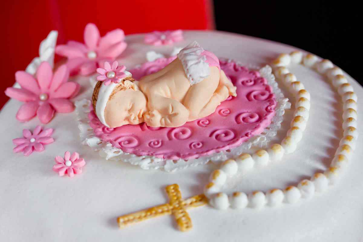 decorazione di torte battesimo con bebè di pasta di zucchero
