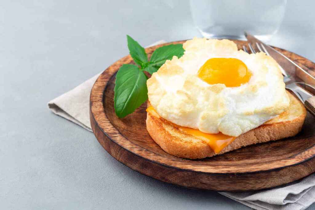 piatto con uovo nuvola su fetta di pane