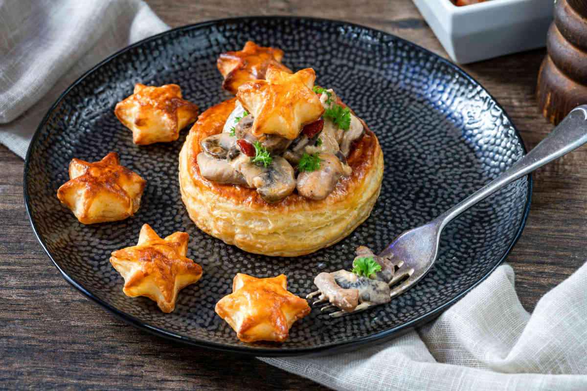 ricetta del giorno, vol au vent con funghi e tartufo su piatto nero