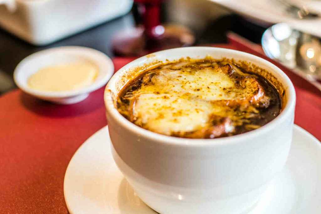 ciotola con zuppa di cipolle gratinate alla francese