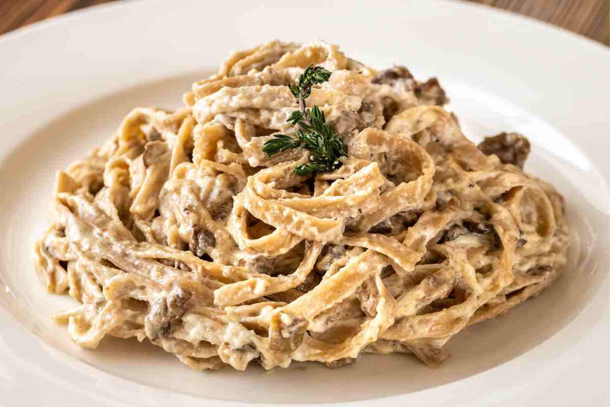 Ricette con i funghi porcini facili e sfiziose, ecco come esaltarne il gusto al meglio  --- (Fonte immagine: https://www.buttalapasta.it/wp-content/uploads/2022/10/Ricette-con-i-funghi-porcini-facili-22092023-buttalapasta.it_.jpg)