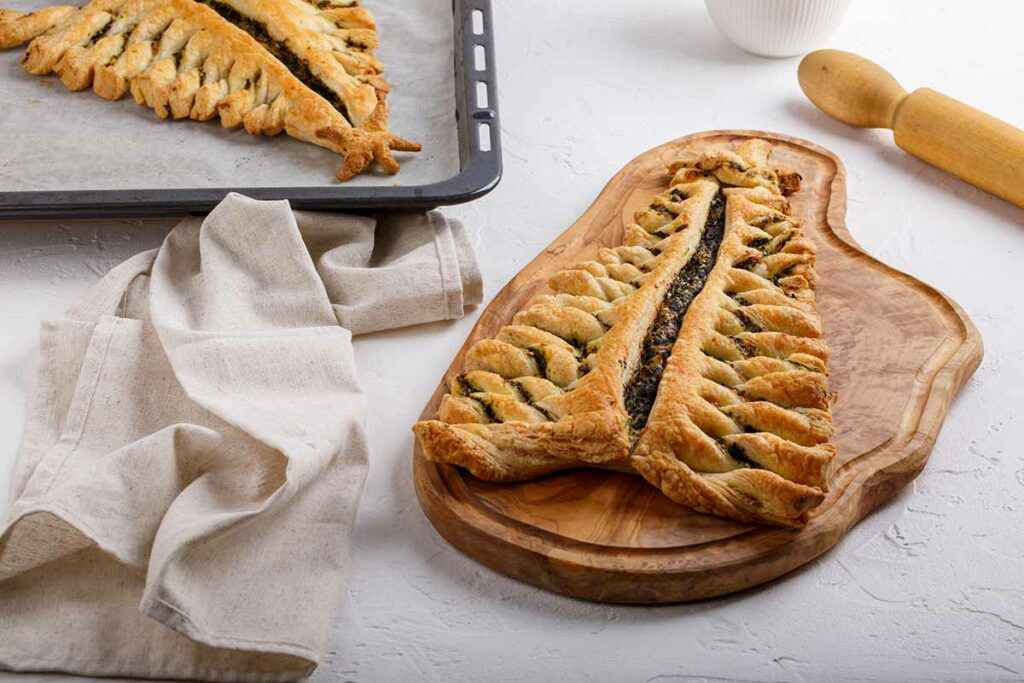 Albero di natale di pasta sfoglia salato con verdure