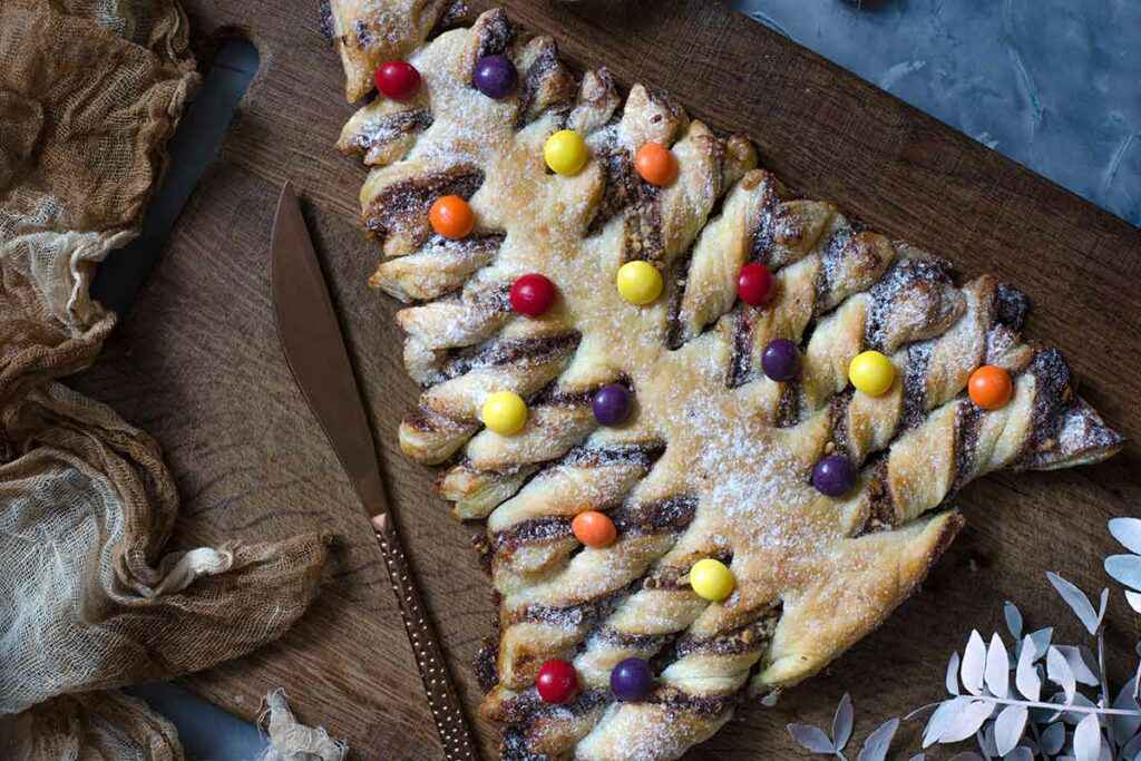 Albero di natale di pasta sfoglia dolce con cioccolatini colorati