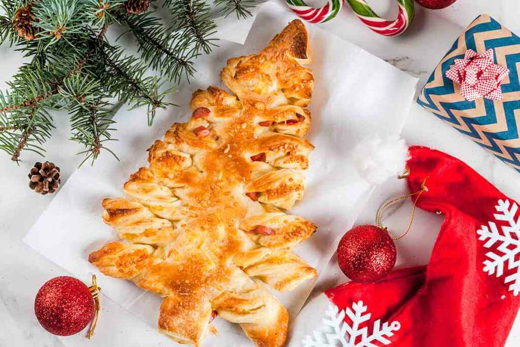 Albero natalizio di pasta sfoglia con prosciutto e formaggio