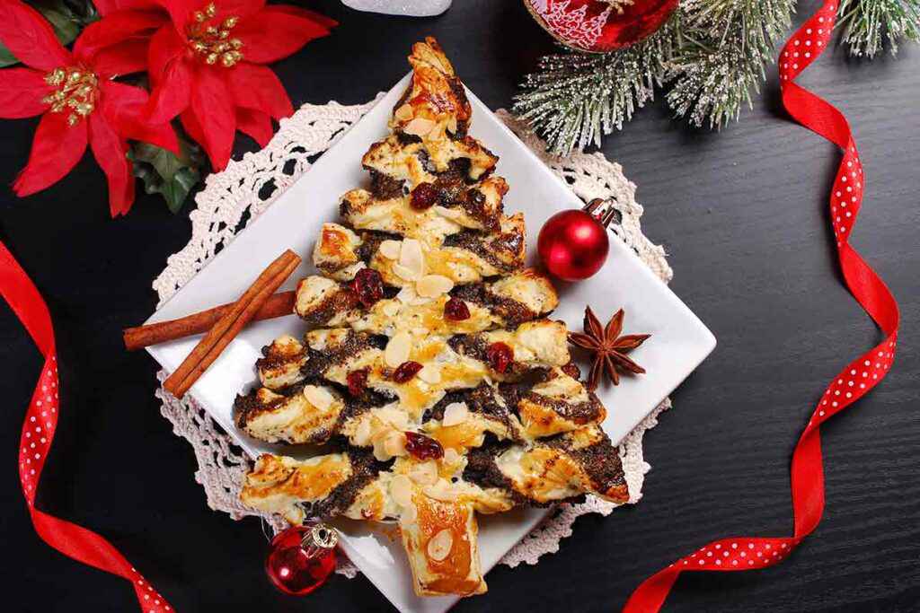 Albero di natale di pasta sfoglia dolce con marmellata