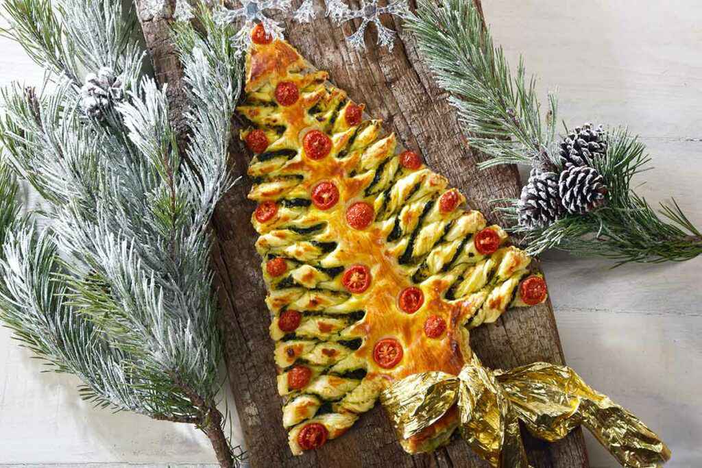 Albero di natale di pasta sfoglia salato con pomodorini