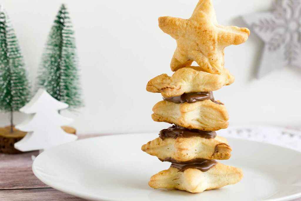 Albero di natale di pasta sfoglia con nutella a forma di stellina