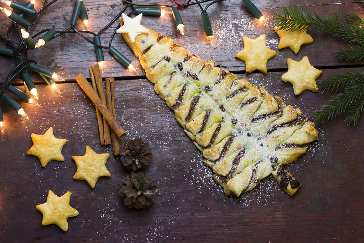 Il dolce scenografico delle feste natalizie, l’albero di Natale di pasta sfoglia con zucchero e cannella