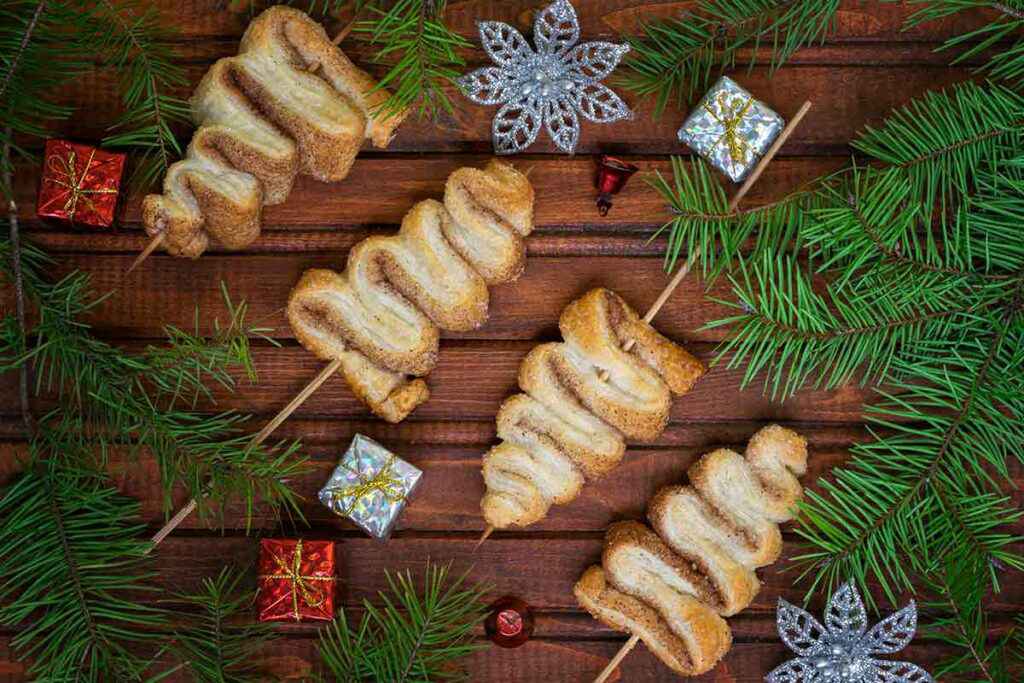 Alberello natalizio su stecco di legno con zucchero e cannella
