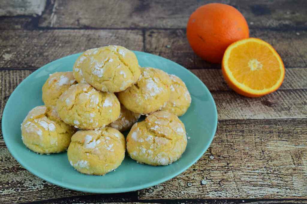 piatto turchese con mucchietto di biscotti all'arancia morbidi senza burro