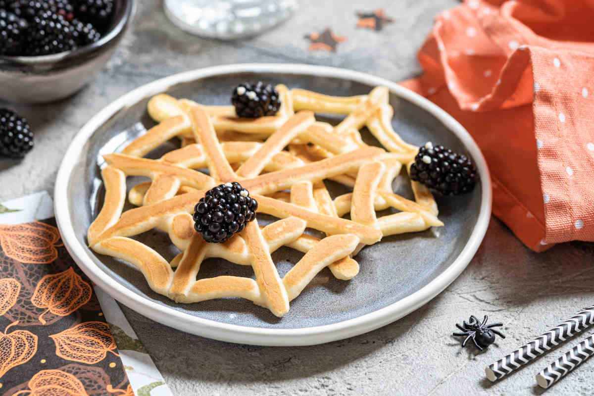 piatto con biscotti a forma di ragnatela per halloween