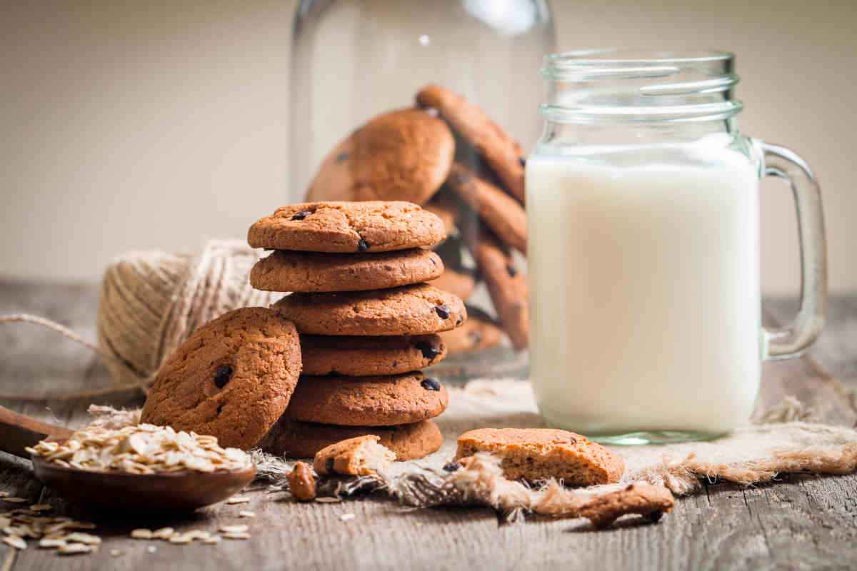 pila di biscotti senza burro con tazza di latte