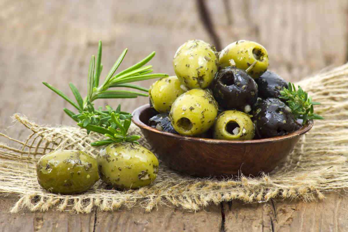 ciotola con olive verdi e nere