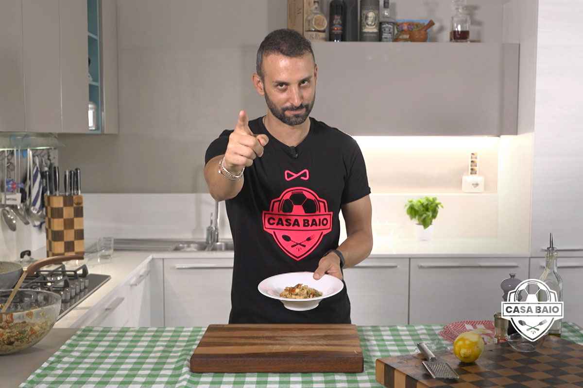 Manuele Baiocchini nella cucina di CasaBaio mentre prepara un cous cous speziato con le verdure