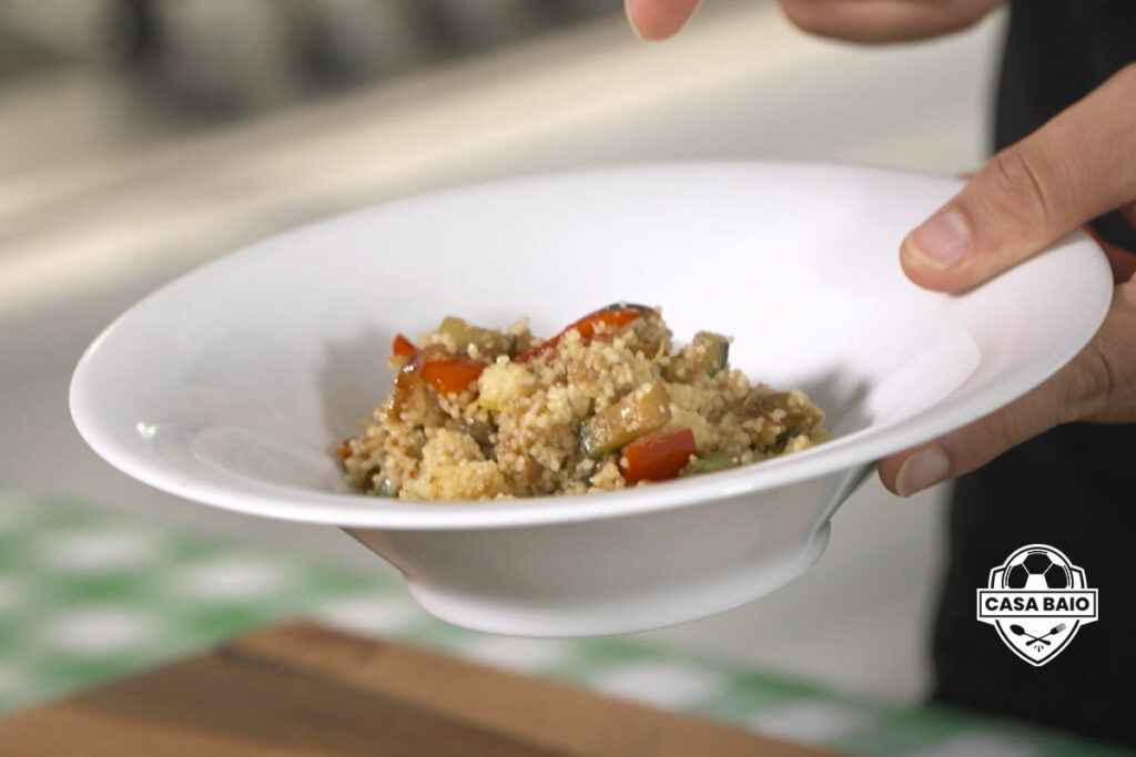 Piatto bianco con all'interno del cous cous speziato con le verdure