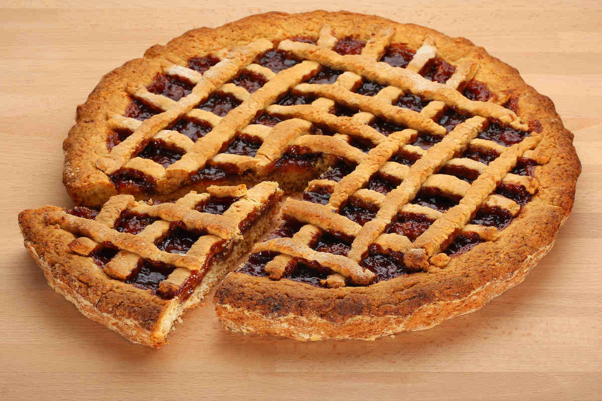 crostata all'olio tagliata a spicchi