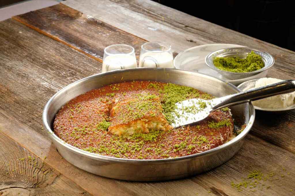 teglia con dolce arabo di pasta kataifi la kunafa