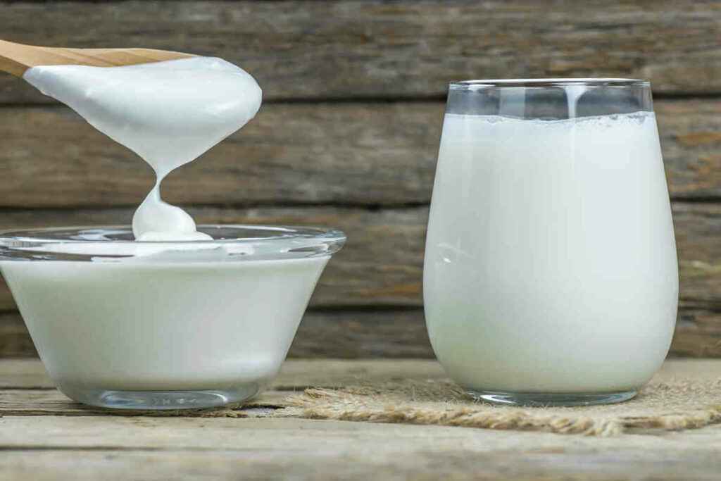 ciotola di yogurt e bicchiere di latte per fare il latticello