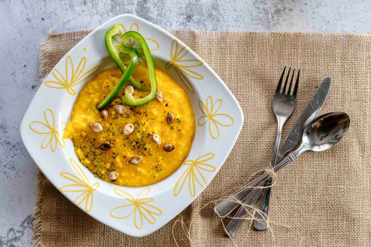 piatto con minestra di zucca e semolino