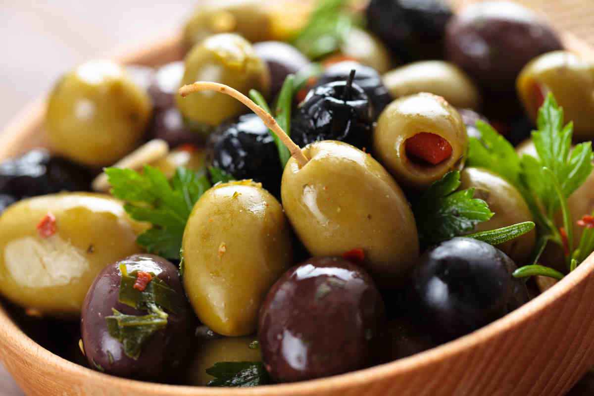 antipastiera con olive in salamoia